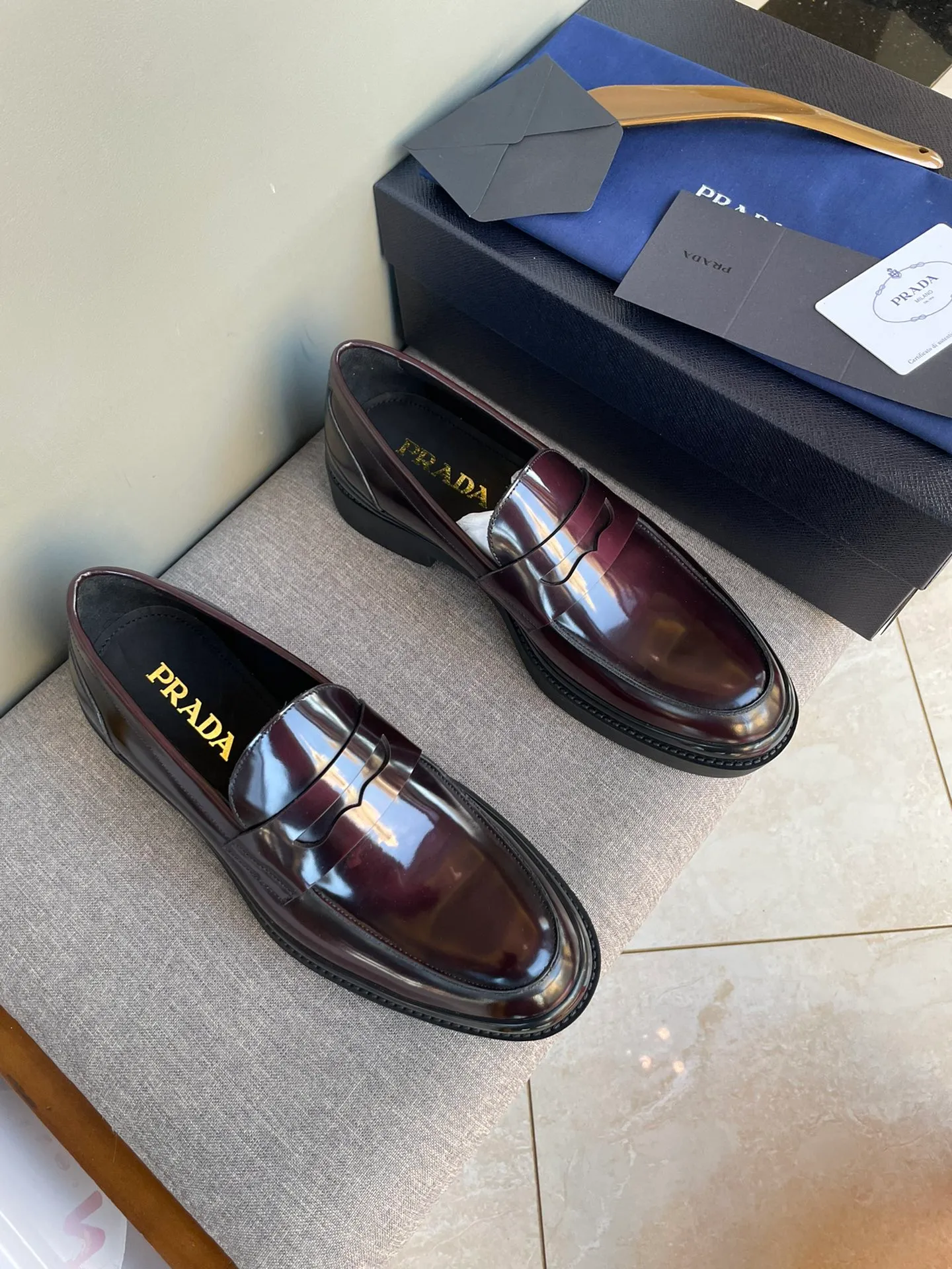 Men's shoes 💰860 💰Best recommendation✨PRADA Prada top purchasing quality imported upper with color-brushed edge beads carved toe design cowhide lining private molded TPU outsole non-slip, wear-resistant and elastic fashionable and versatile burgundy black blue 39-44 in stock (38, 45 customized for replacement, return and exchange)